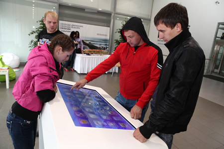 «Гефест Проекция» установила 2 интерактивных стола для BMW