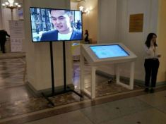 Компания Гефест Проекция предоставила в аренду интерактивные столы Dedal Presenter 42