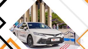 Автоподиум для «обновлённой» Toyota Camry, и интерактивный киоск Dedal IM 22.