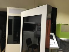 Сенсорная стойка производства Гефест Проекция с алюминиевой окантовкой и дополнительной акустической системой