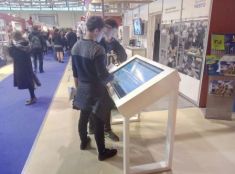 Компания Гефест Проекция предоставила в аренду интерактивные столы и вертикальный интерактивный киоск на выставку образования в ВДНХ