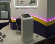 Компания Гефест Проекция предоставила в аренду интерактивный сенсорный киоск для стенда компании Dr.Reddy's