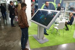 Компания Гефест Проекция предоставила в аренду интерактивный стол Ассистент 55 дюймов для компании Оптиком на выставку ПИР 2016 в Крокус Экспо
